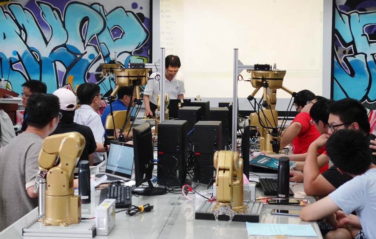 東南科大合辦機械手臂研習